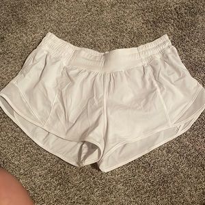 LULULEMON hotty hot shorts white 2.5 inch SIZE 8